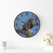Bald-Adler auf einem Baumzweig Große Wanduhr (Zuhause)