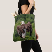 Bald-Adler auf einem Zweig Tasche (Von Nahem)