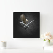 Bald-Adler auf schwarzem Felsen Quadratische Wanduhr (Zuhause)