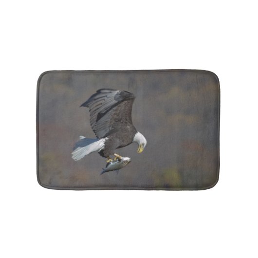 Bald-Adler, der einen Fisch anstarrt Badematte (Vorderseite)