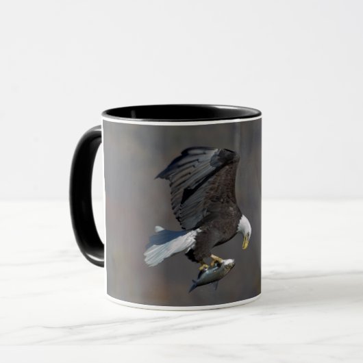 Bald-Adler, der einen Fisch anstarrt Tasse (Vorderseite Links)