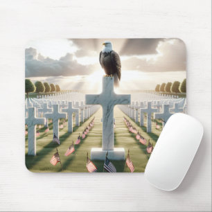 Bald-Adler, der einen militärischen Friedhof bewac Mousepad