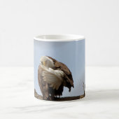 Bald-Adler (Der Vogel, der den Vogel spendet) Kaffeetasse (Mittel)