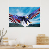 Bald-Adler fliegt mit amerikanischer Flagge am Him Poster (Küche)