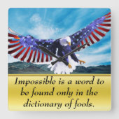 Bald-Adler fliegt mit amerikanischer Flagge am Him Quadratische Wanduhr (Vorderseite)