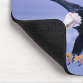 Bald-Adler-Flügel breiten sich in einem Sturm aus. Mousepad (Ecke)