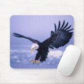 Bald-Adler-Flügel breiten sich in einem Sturm aus. Mousepad (Mit Mouse)