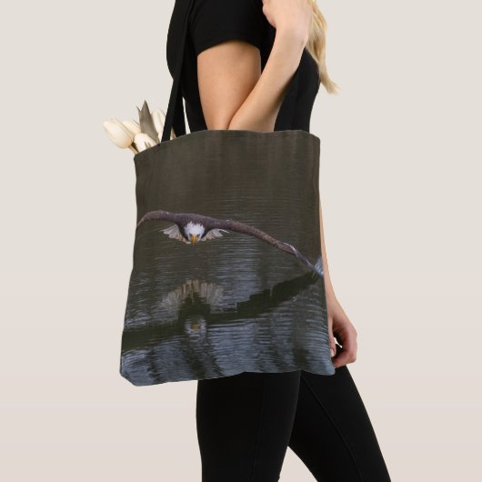 Bald Adler im Flight Tote Bag Tasche (Von Nahem)