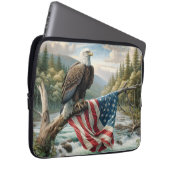 Bald-Adler mit amerikanischer Flagge auf Baumzweig Laptopschutzhülle (Vorne Rechts)