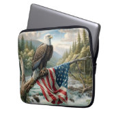 Bald-Adler mit amerikanischer Flagge auf Baumzweig Laptopschutzhülle (Vorderseite Links)