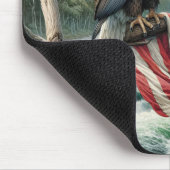 Bald-Adler mit amerikanischer Flagge auf Baumzweig Mousepad (Ecke)