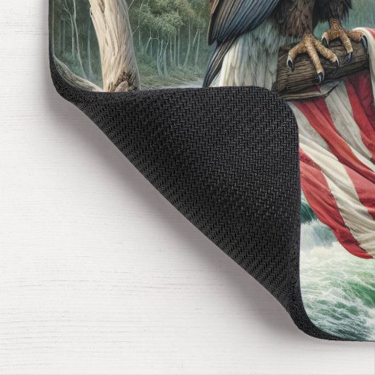 Bald-Adler mit amerikanischer Flagge auf Baumzweig Mousepad (Ecke)
