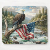 Bald-Adler mit amerikanischer Flagge auf Baumzweig Mousepad (Vorne)