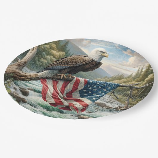 Bald-Adler mit amerikanischer Flagge auf Baumzweig Pappteller (Schrägansicht)