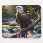 Bald-Adler mit amerikanischer Flagge auf einer Zwe Mousepad (Vorne)