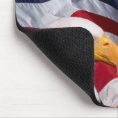 Bald Adler mit amerikanischer Flagge im Hintergrun Mousepad (Ecke)