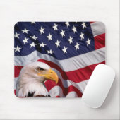 Bald Adler mit amerikanischer Flagge im Hintergrun Mousepad (Mit Mouse)