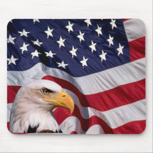 Bald Adler mit amerikanischer Flagge im Hintergrun Mousepad
