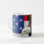 Bald Adler mit amerikanischer Flagge Kaffeetasse (Vorderseite Links)