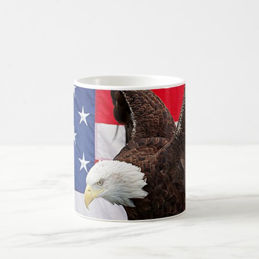 Bald Adler mit amerikanischer Flagge Kaffeetasse (Mittel)