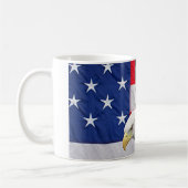 Bald Adler mit amerikanischer Flagge Kaffeetasse (Links)