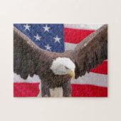 Bald Adler mit dem Puzzle der amerikanischen Flagg (Horizontal)