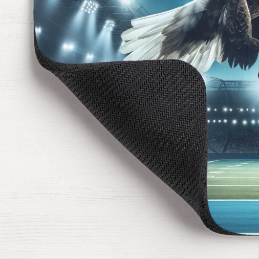 Bald-Adler mit einem Fußball Mousepad (Ecke)
