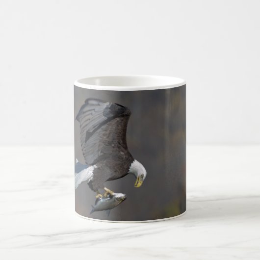 Bald-Adler mit Fisch Kaffeetasse (Mittel)