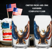 Bald Adler mit Flügeln unter amerikanischer Flagge