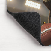 Bald Adler mit Fußball und Helm Mousepad (Ecke)