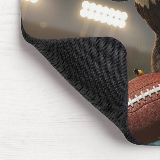 Bald Adler mit Fußball und Helm Mousepad (Ecke)