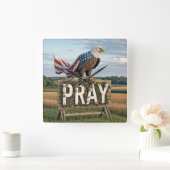 Bald Adler mit rustikalem Bettenzeichen Quadratische Wanduhr (Zuhause)