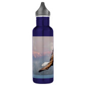 Bald Adler steigt über Gebirgslandschaft Edelstahlflasche (Links)