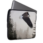 Bald-Adler stürzt durch Nebel Laptopschutzhülle (Vorne Rechts)