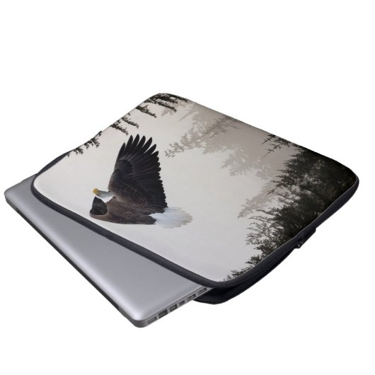 Bald-Adler stürzt durch Nebel Laptopschutzhülle (Vorne Knopf)
