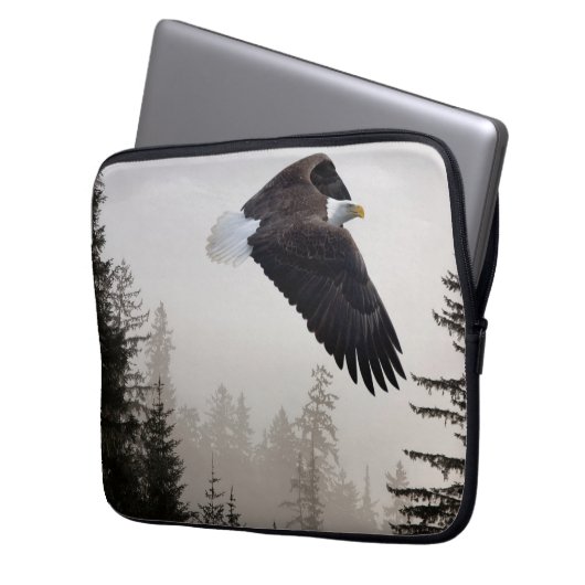 Bald-Adler stürzt durch Nebel Laptopschutzhülle (Vorderseite Links)