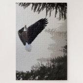 Bald-Adler stürzt durch Nebel Puzzle (Vertikal)