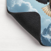 Bald-Adler stürzt über Bergspitzen Mousepad (Ecke)