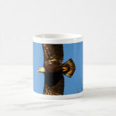 Bald-Adler über Bäumen Kaffeetasse (Mittel)