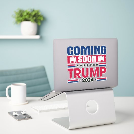 Bald darauf Trump 2024 Aufkleber (Laptop auf Schreibtisch)