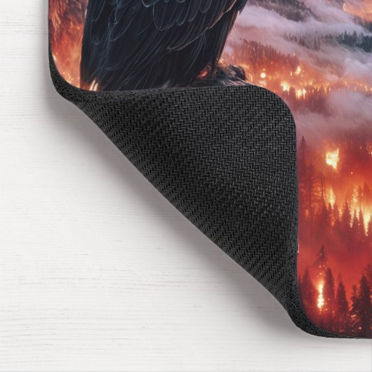 Bald Eagle beim Wildbrennen im Gebirge beobachten Mousepad (Ecke)