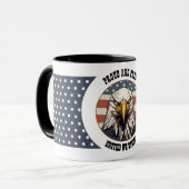 Bald Eagle Bust mit amerikanischem Flaggenhintergr Tasse (Vorderseite Links)