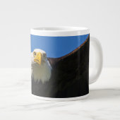 Bald Eagle Flyby Up Close Jumbo-Tasse (Vorderseite Rechts)