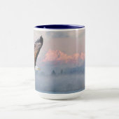 Bald Eagle Flying Over Snowcapped Mountains Blue Tasse (Zentrum)