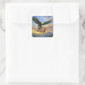 Bald Eagle Flying With American Flag Quadratischer Aufkleber (Tasche)
