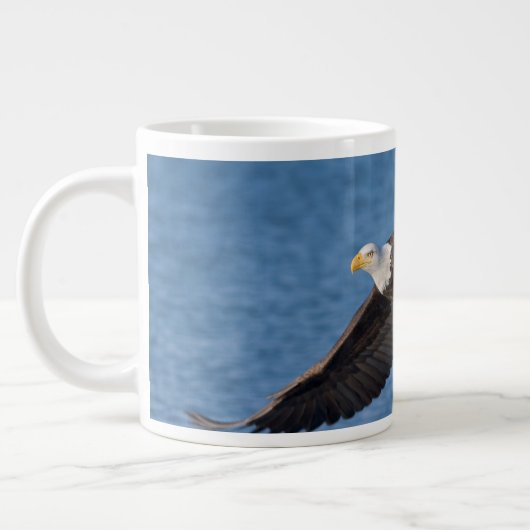 Bald eagle in flight Jumbo-Tasse (Links)