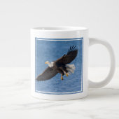 Bald eagle in flight Jumbo-Tasse (Rechts)