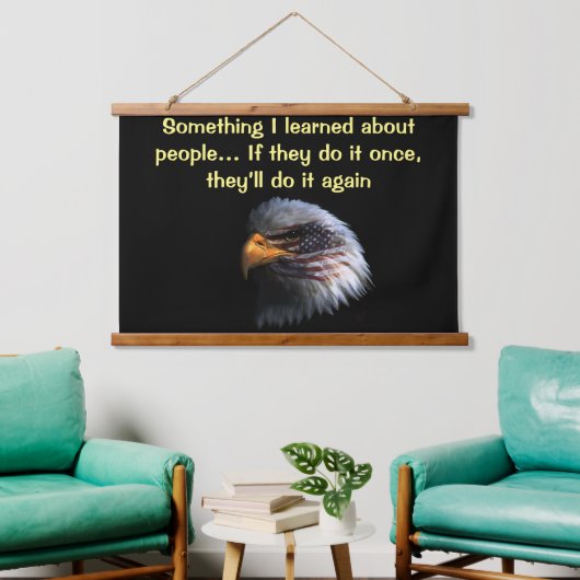 Bald Eagle Kopf mit amerikanischer Flagge auf sein Wandteppich Mit Holzrahmen (Wohnzimmer)