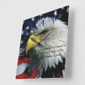 Bald Eagle Kopf mit amerikanischer Flagge hinter i Quadratische Wanduhr (Winkel)