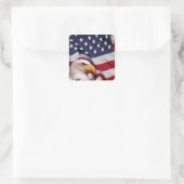 Bald Eagle mit amerikanischer Flagge Quadratischer Aufkleber (Tasche)
